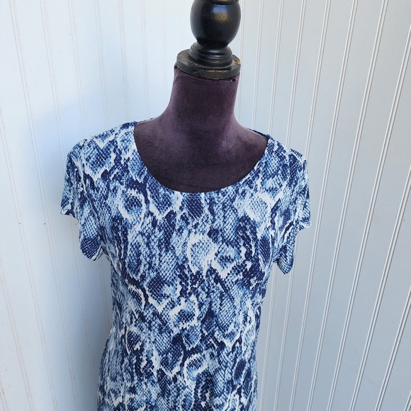 NWT TIANA B Gorgeous Blue White Snake Skin Shift Dress Short Sleeve Stretch Sz L - Picture 3 of 15